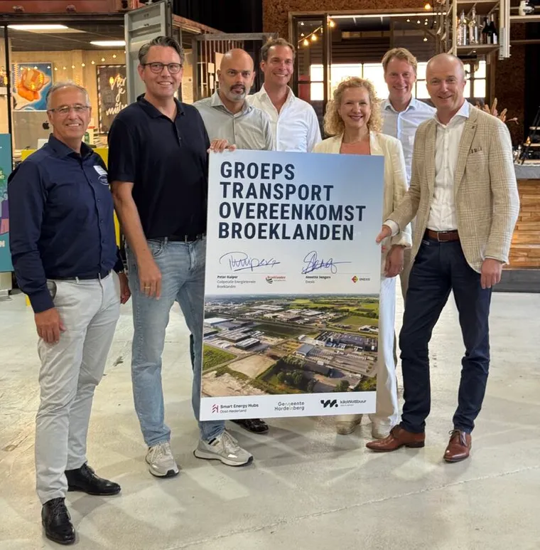 Ondertekening van de groepstransportovereenkomst op Broeklanden, met de handtekeningen van Coöperatie Energieterrein Broeklanden en Enexis
