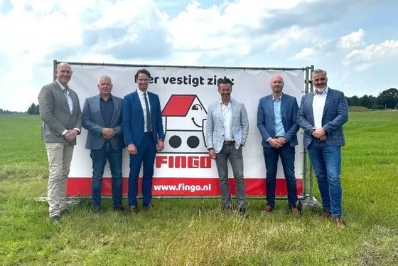 Betrokkenen bij het doek op de kavel waar Fingo zich vestigt op Broeklanden